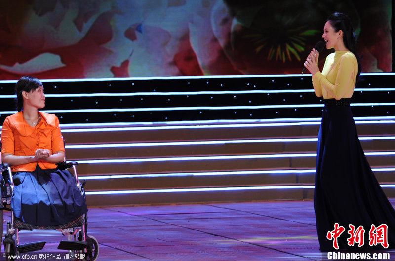 章子怡蹲地为最美教师张丽莉献歌