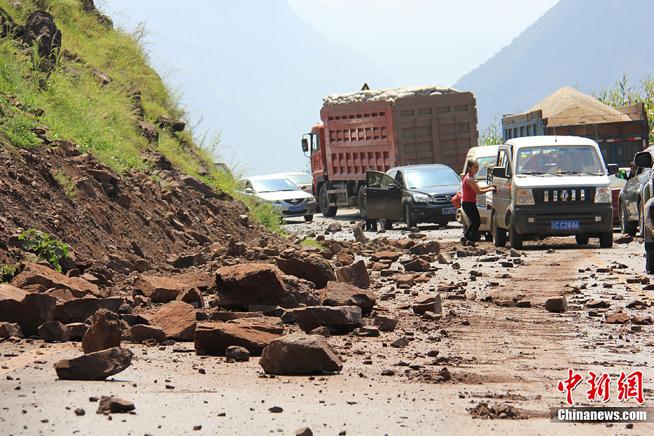 云南彝良地震山石滚落阻断交通