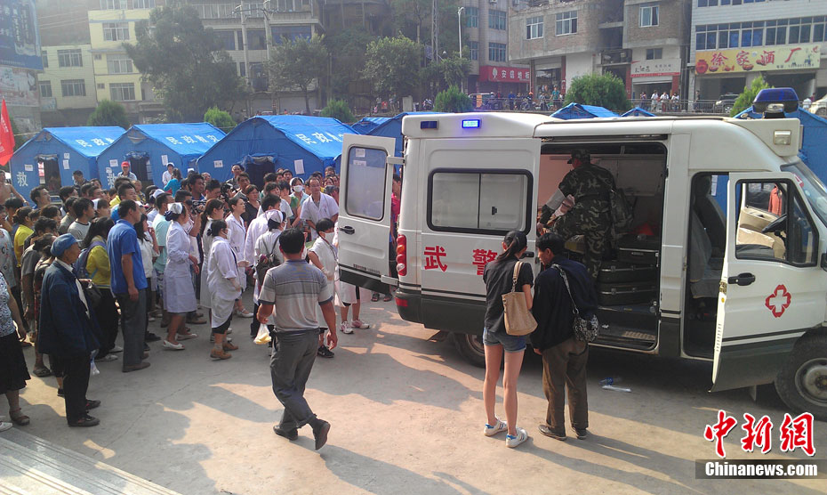 云南彝良地震：伤员被送往医院