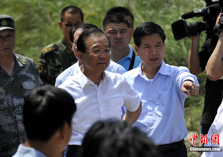 省长李纪恒的陪同下,来到彝良地震震中洛泽河镇毛坪村通往洛泽河村的