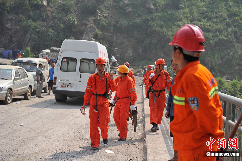 救援队伍陆续进入云南彝良震中区域
