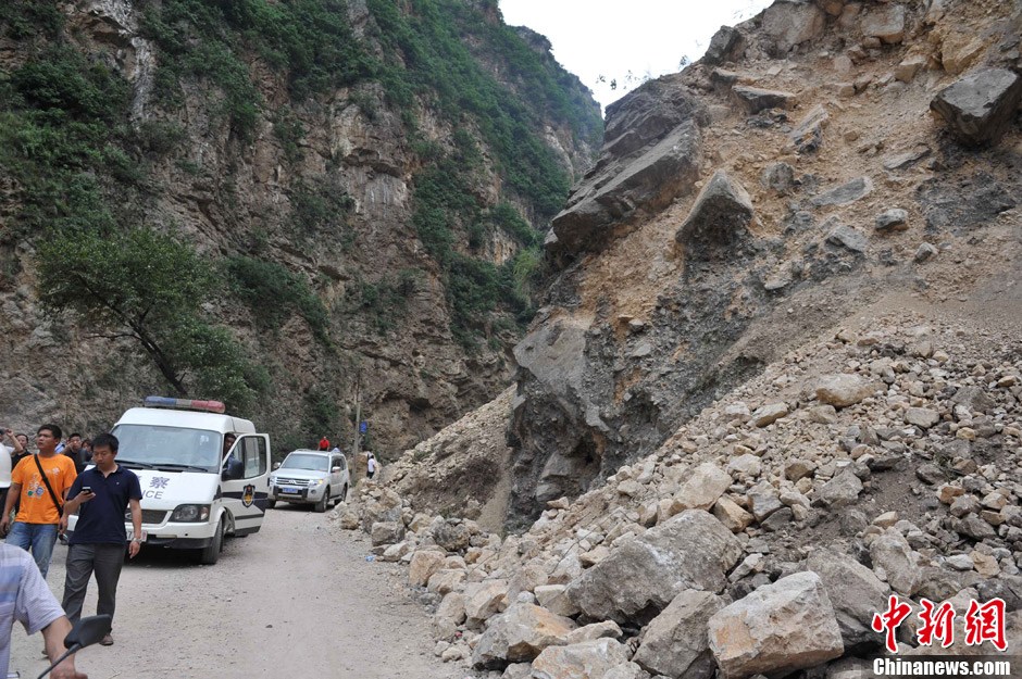 彝良震区山体崩塌频繁道路时通时断3238