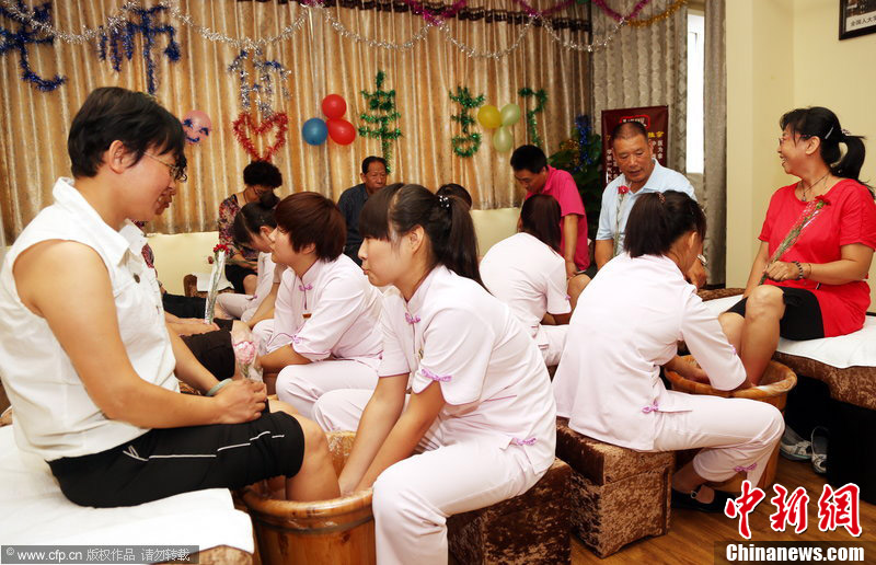 开足浴店创业学生免费为老师洗脚谢恩