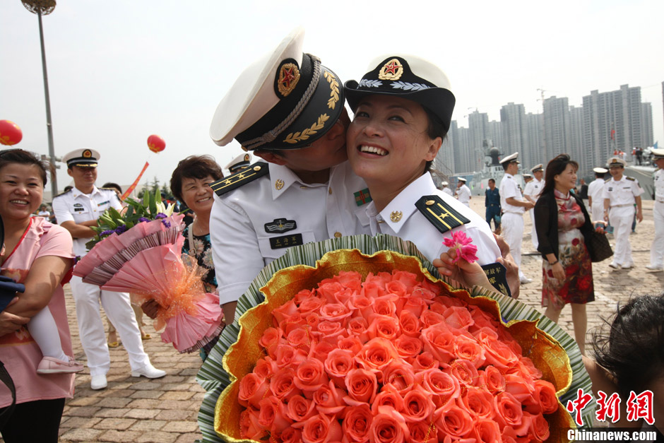 随舰女军官侯葆君走下军舰,受到了丈夫王海军的热情拥抱和深深一吻.