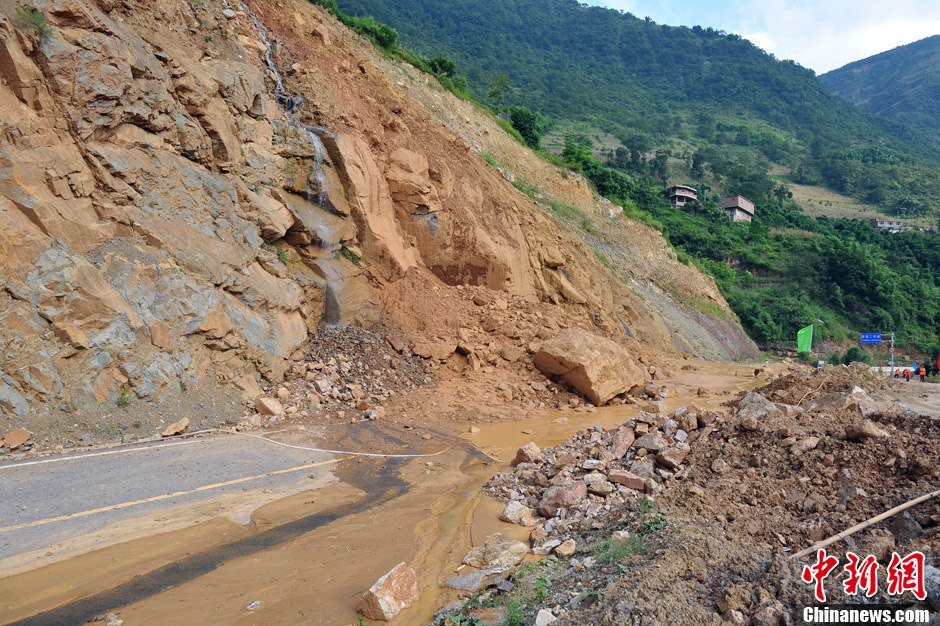 云南大关震区受灾严重 道路被滑坡阻断
