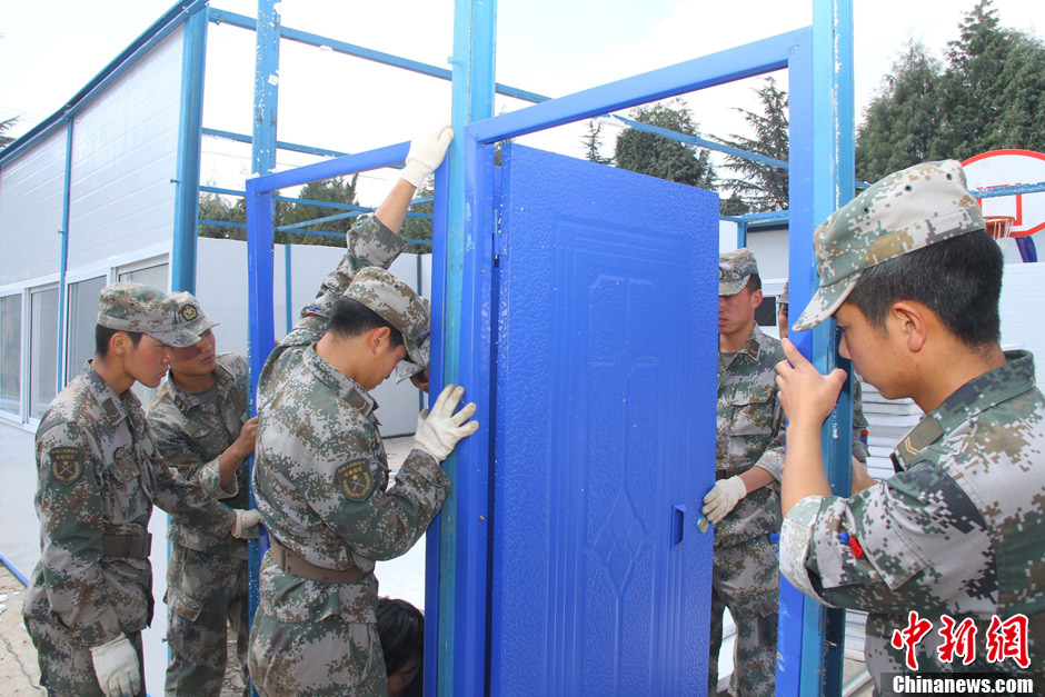 云南灾区百名救援官兵3天搭起40套板房教室