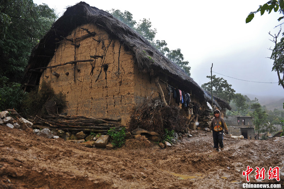 云南深山震区的苗族村寨 茅草房墙体开裂
