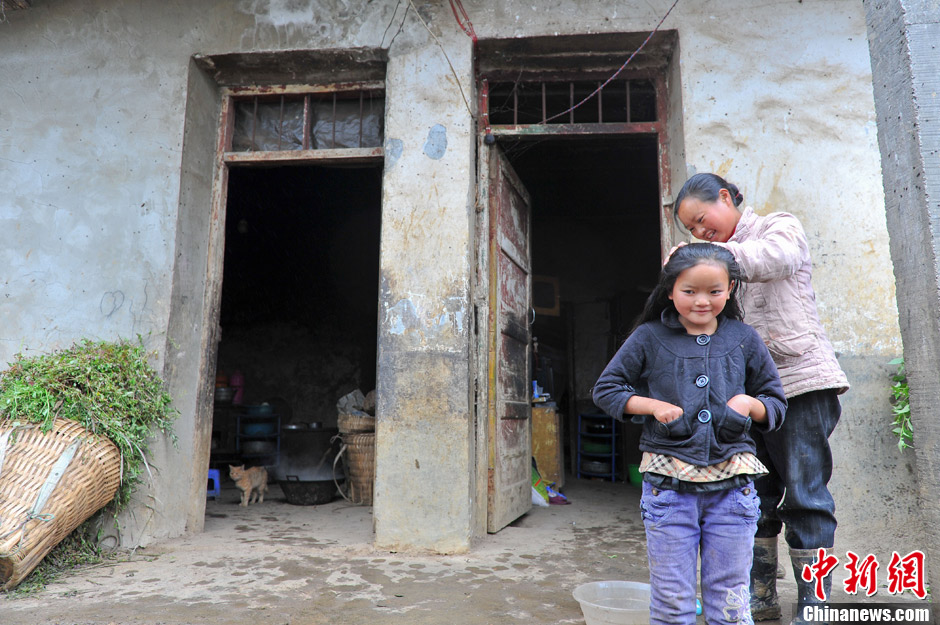 云南深山震区的苗族村寨 房屋开裂无法居住
