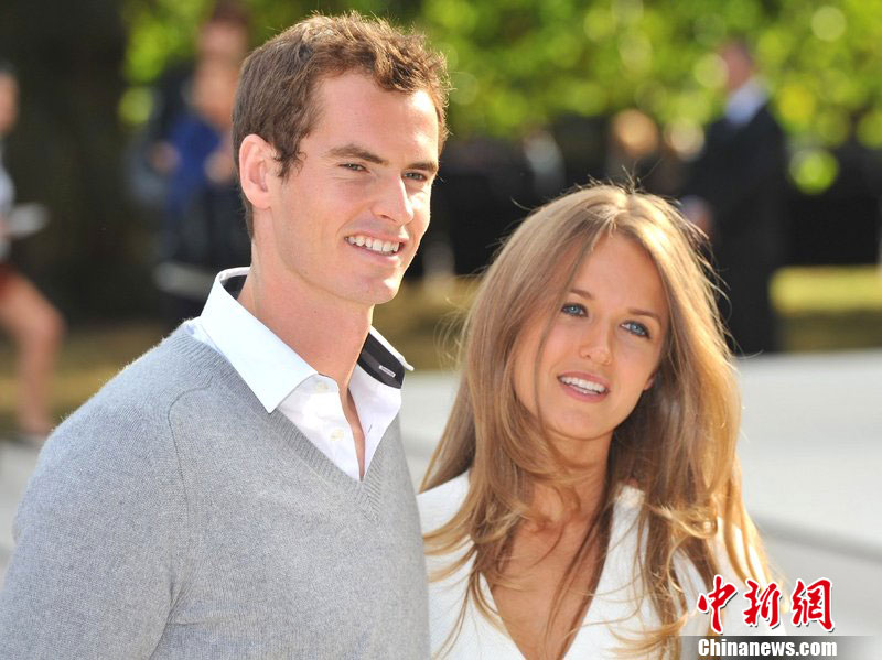 当地时间2012年9月17日,新科美网冠军安迪-穆雷携女友金姆-西尔斯助阵