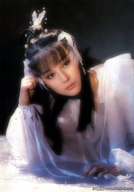 70年代末开始拍摄电视剧,主演了《名剑风流》,《神雕侠侣》,《一代