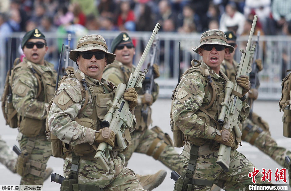 智利举行国庆大阅兵