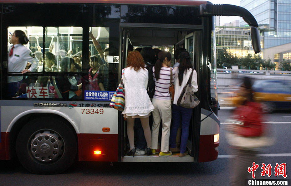 北京迎来全年“最堵周” 女孩艰难挤公交