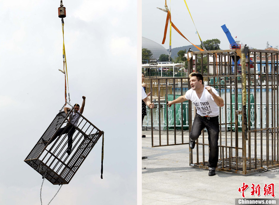 加拿大魔法师在上海表演高空铁笼逃脱术