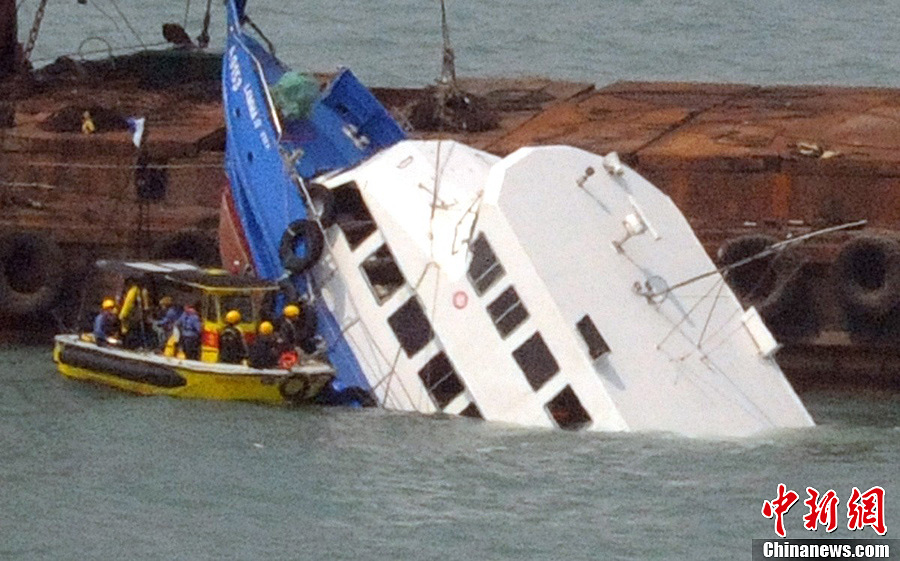 香港南丫岛撞船事故现场消防员在沉船现场搜寻