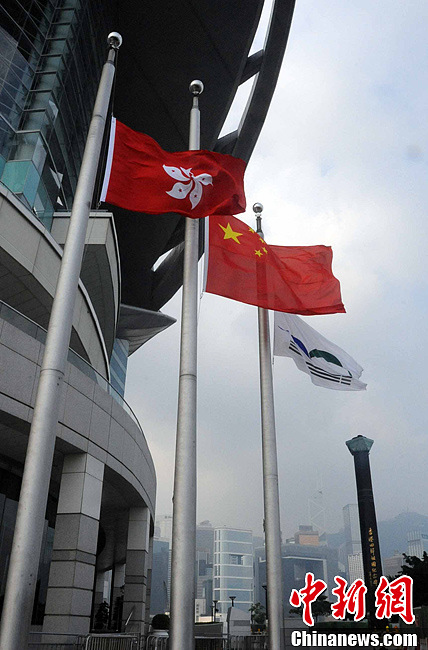 香港政府建筑物一连三日降半旗向海难遇难者志哀