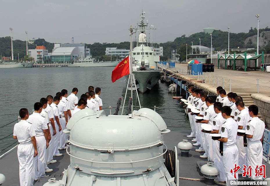 驻港部队官兵向南丫岛海难遇难者默哀