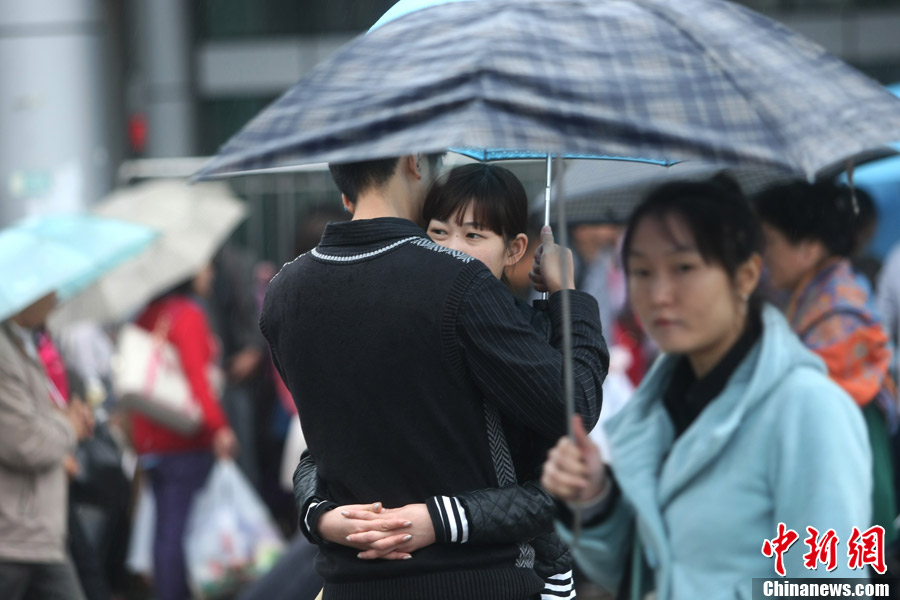 双节长假结束情侣雨中分别依依不舍