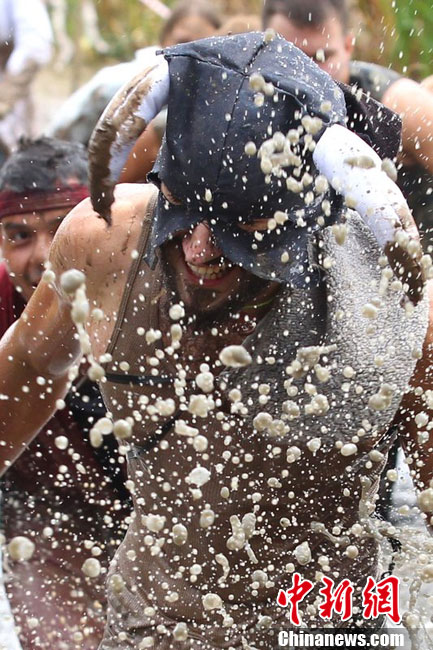 俄罗斯举行泥地赛跑比赛泥浆满身乐趣无穷