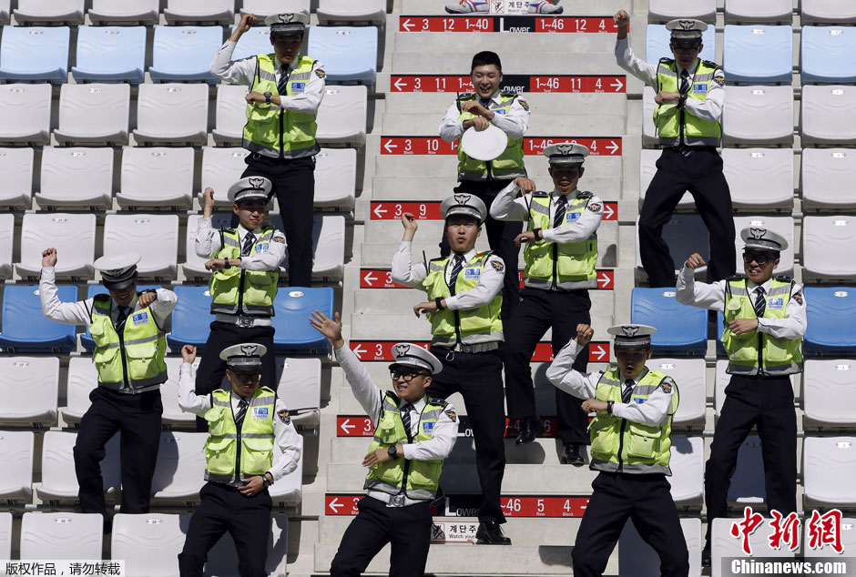 韩警察F1赛场上演江南STYLE骑马舞