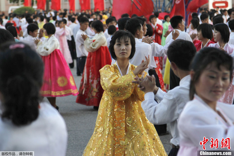 朝鲜民众载歌载舞 欢庆劳动党成立67周年