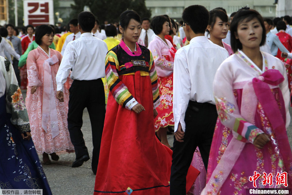 朝鲜民众载歌载舞 欢庆劳动党成立67周年