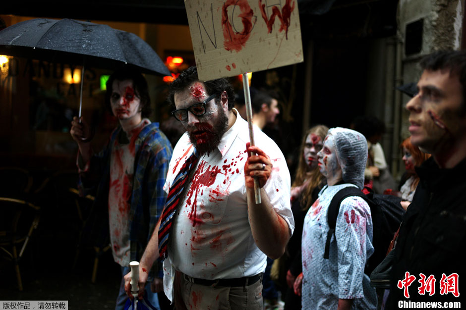 法国举行僵尸大游行逼真造型超恐怖