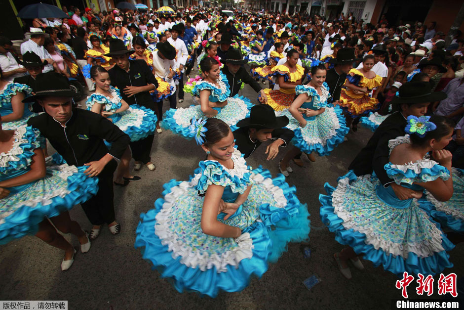 哥伦比亚千名青少年集体跳舞欢庆传统节日
