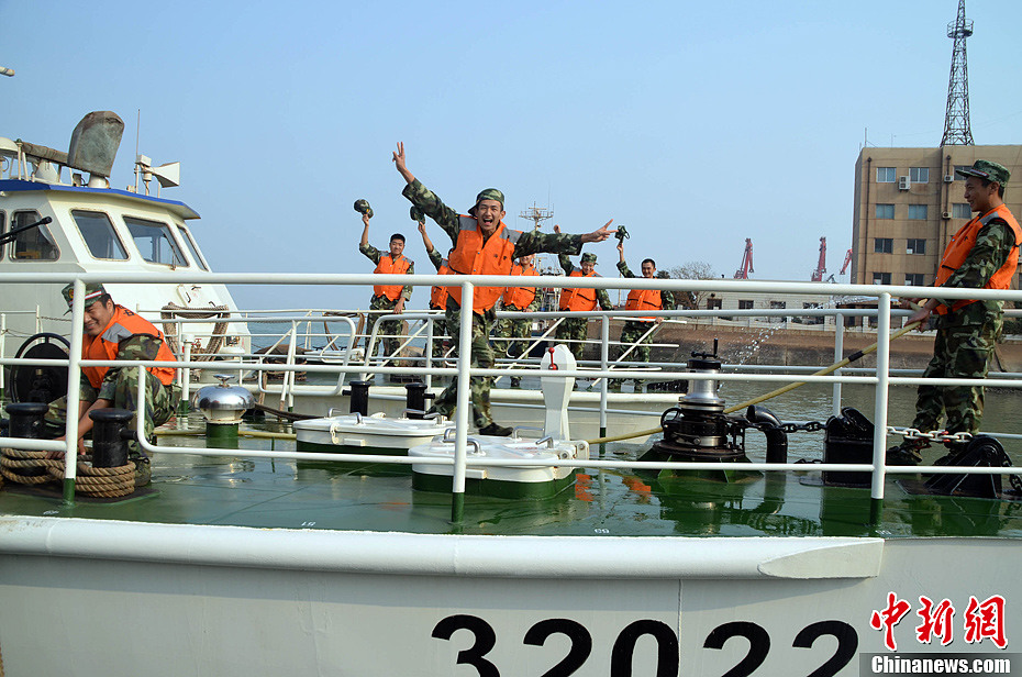 江苏海警部队官兵用江南style缓解勤务压力