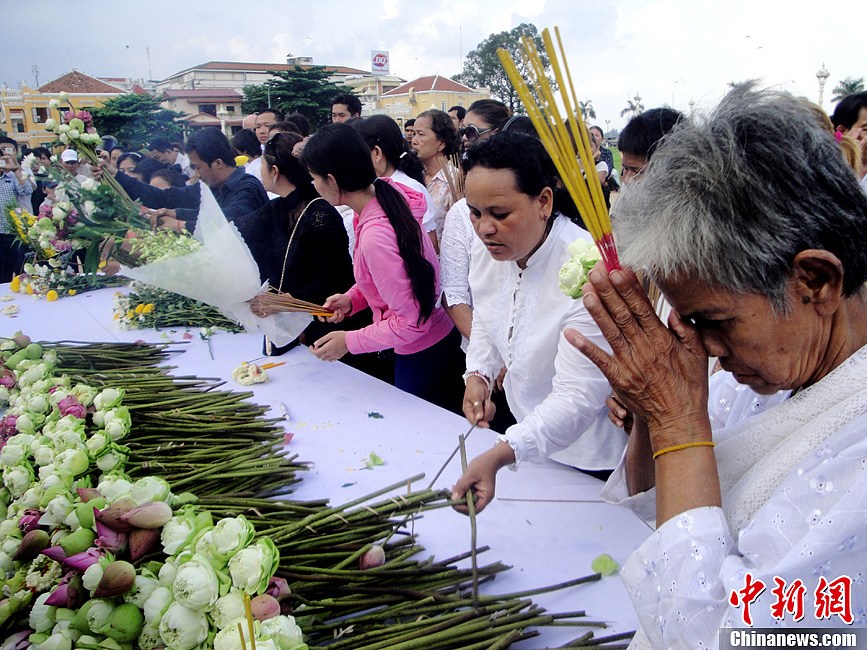 柬埔寨数万民众自发悼念前国王西哈努克1024