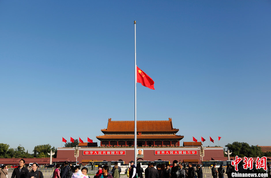 天安门广场为西哈努克逝世降半旗