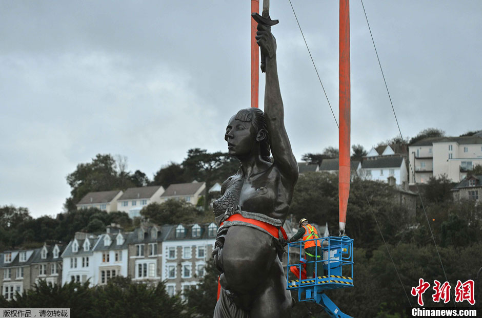 英国小镇放置裸体孕妇雕塑引争议