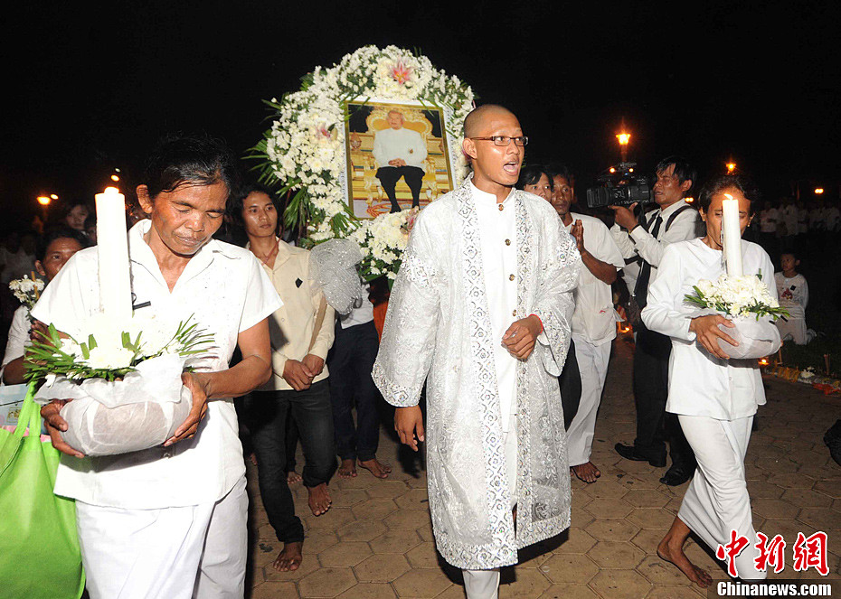 柬埔寨民众王宫广场悼念国父西哈努克