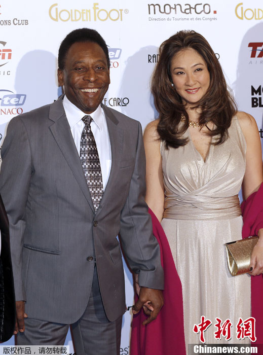 2012"金足奖"颁奖典礼在摩纳哥举行,72岁的老球王贝利带着日本裔夫人