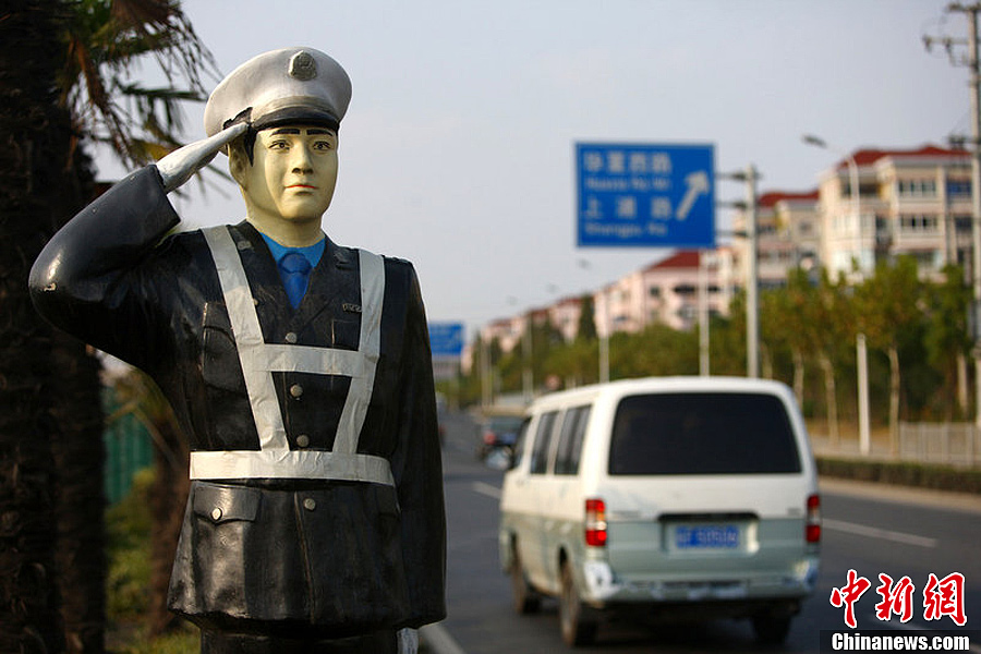 市浦东部分快速路上悄悄出现了一批"24小时执勤"的仿真交警和仿真警车