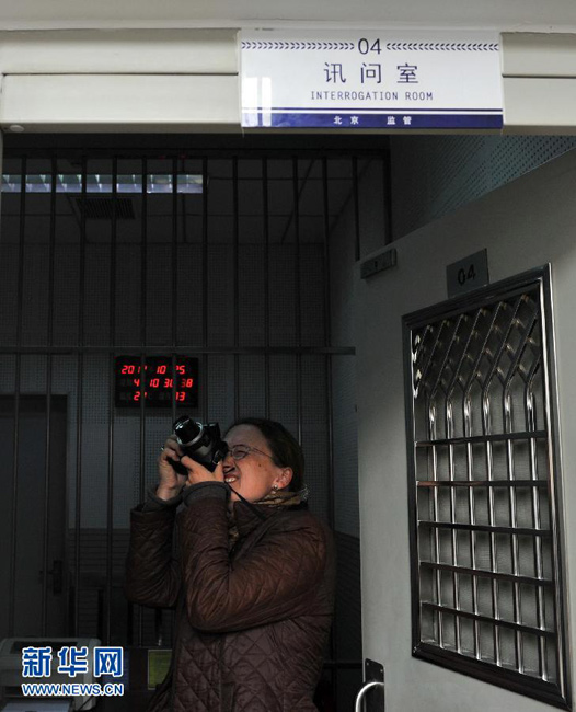 10月25日,一名记者在北京市第一看守所的讯问室拍摄.