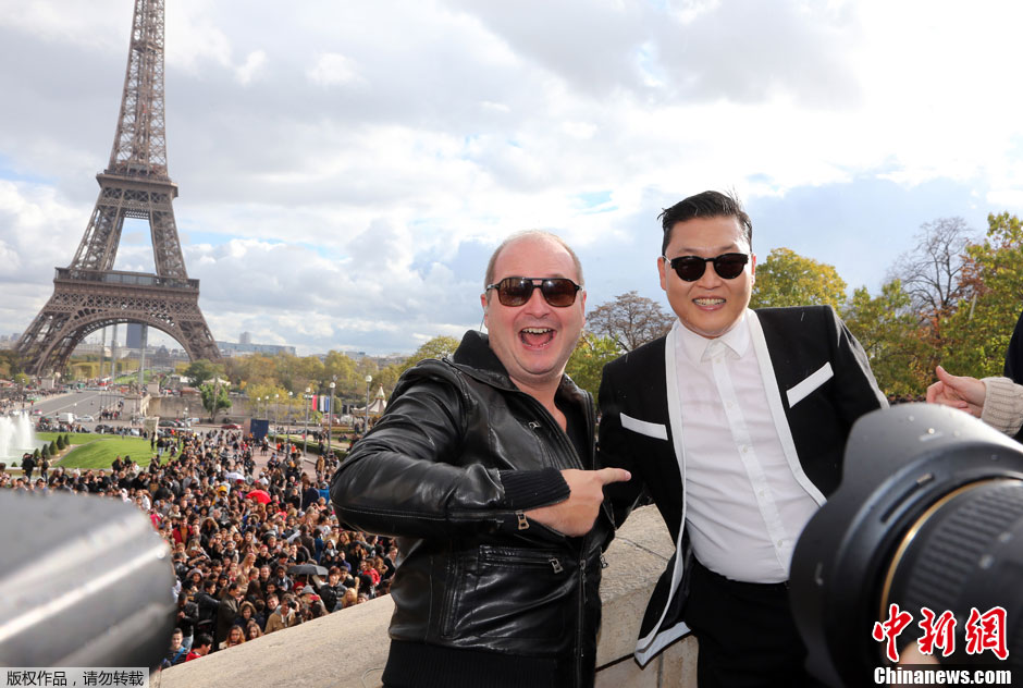 Psy空降巴黎 埃菲尔铁塔下与粉丝齐跳“骑马舞”