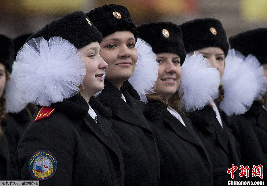 俄罗斯举行阅兵式纪念红场阅兵71周年
