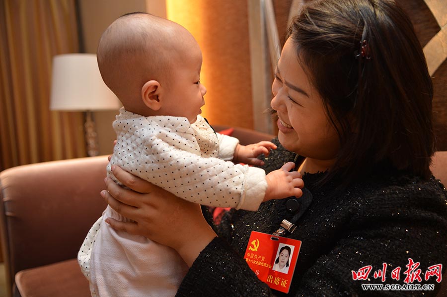 四川省两名女代表带婴儿参加十八大
