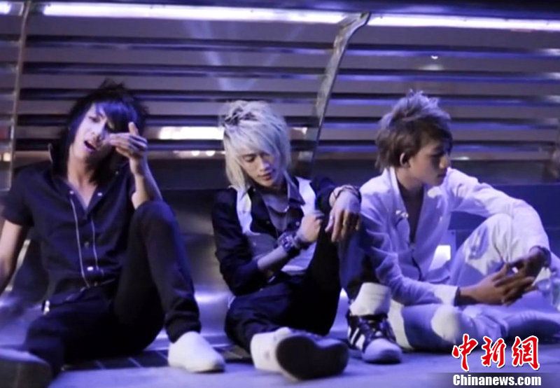 越南hkt组合爆红网络杀马特造型天雷滚滚