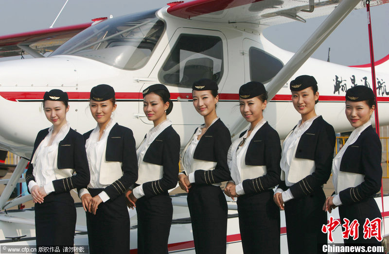 中国首家飞机4S店女飞行员团队亮相珠海