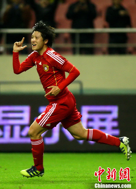 中国男足将在上海虹口足球场与新西兰国家队进行一场热身赛,赵鹏头球