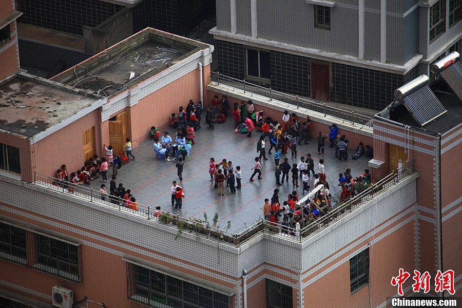 “空中”幼儿园现身贵州 小童楼顶玩耍