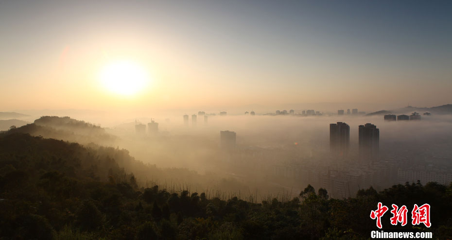 重庆大足烟雾缭绕 城市入“云端”