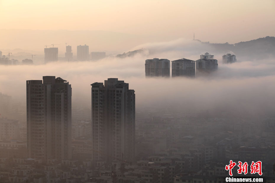 重庆大足烟雾缭绕 城市入“云端”