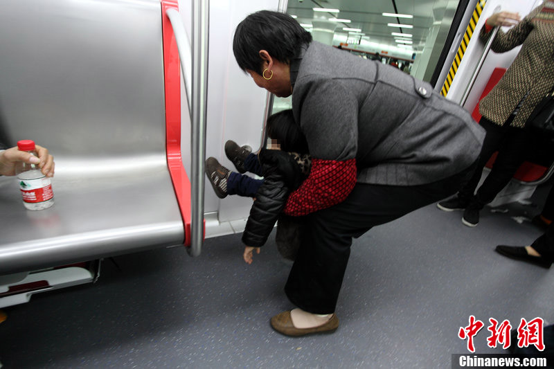 杭州地铁免费体验 小孩车厢内小便