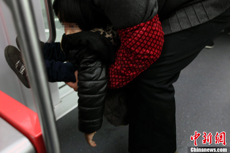 杭州地铁免费体验小孩车厢内小便