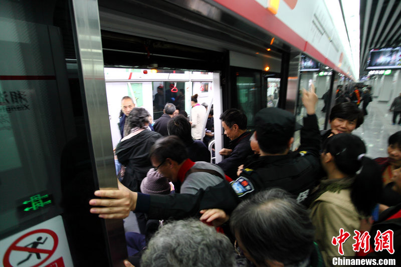 杭州地铁免费体验 人气爆棚列车近乎满载