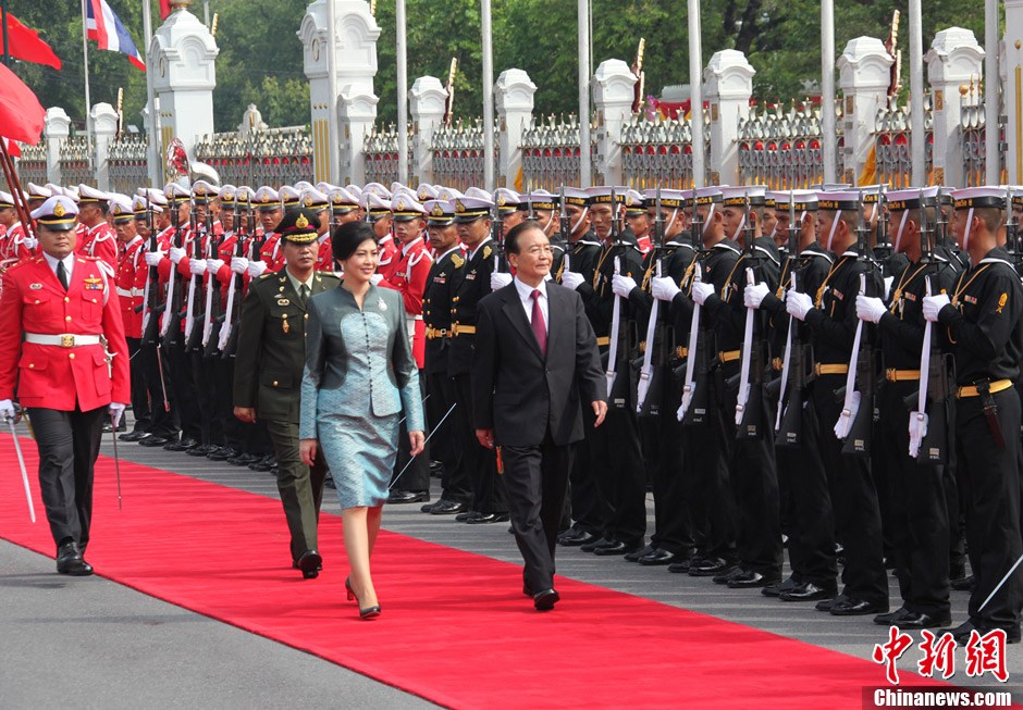 泰国总理英拉举行欢迎仪式欢迎温家宝到访