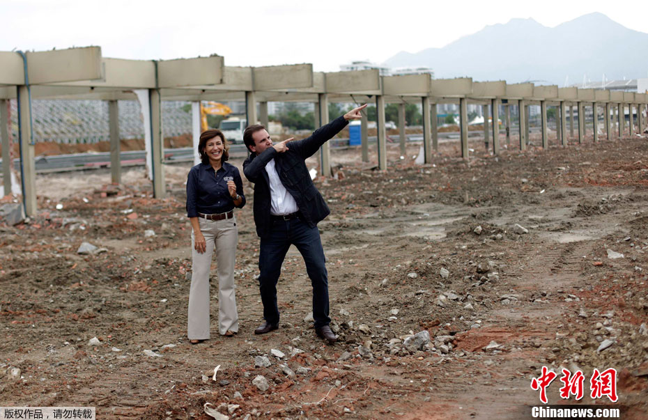 巴西奥运村兴土动工 里约市长模仿博尔特造势