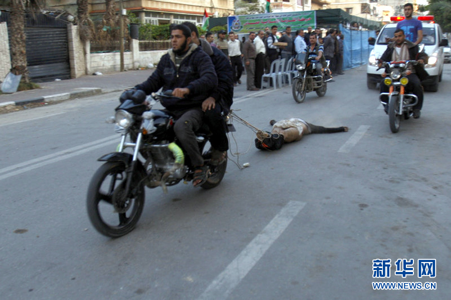 哈马斯处决6名以色列间谍 拖尸游街 
